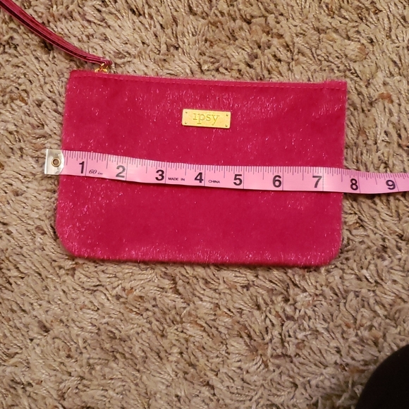 NWOT Ipsy Pink Fuzzy Makeup Bag - Picture 7 of 8